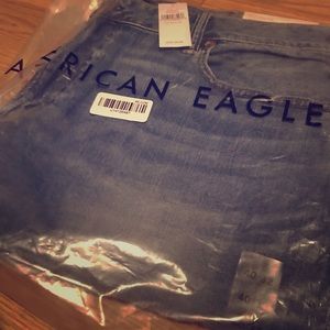 IN PACKAGE. Men’s American Eagle jeans. US 40X32.
